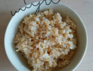 お茶碗に入った玄米