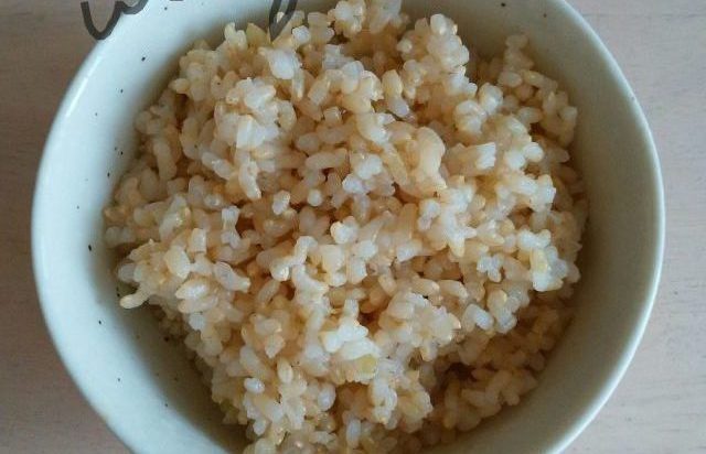 お茶碗に入った玄米